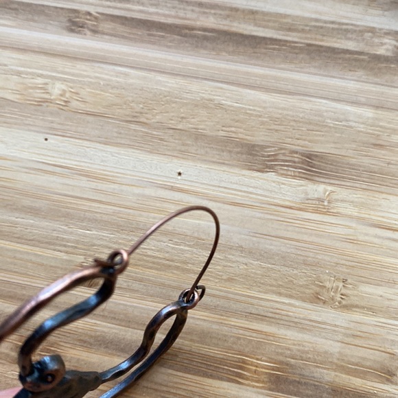 Metal hoop monkeys copper earrings - Picture 5 of 7